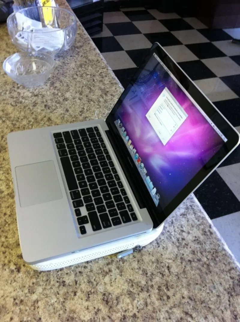 Новый Apple Macbook Pro (белый и черный) доступна в магазине для продажи 2