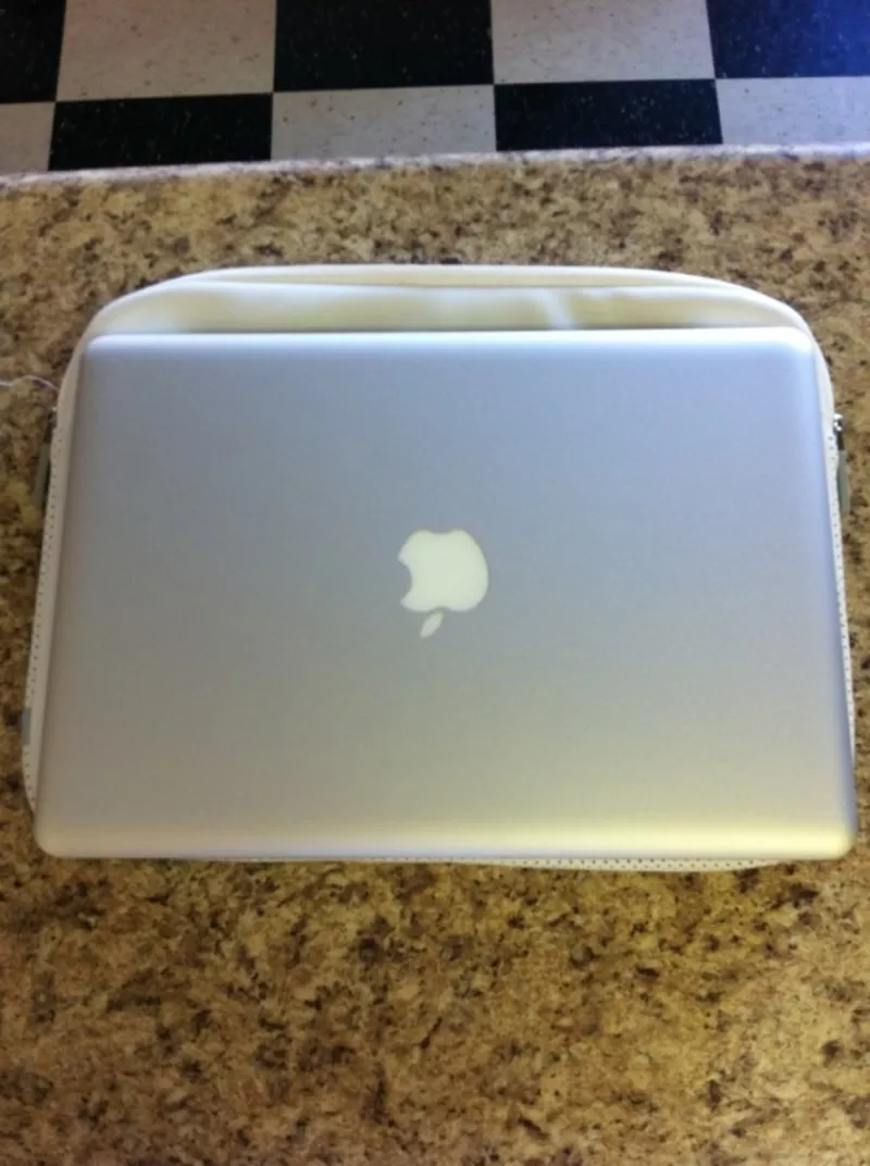 Новый Apple Macbook Pro (белый и черный) доступна в магазине для продажи 3