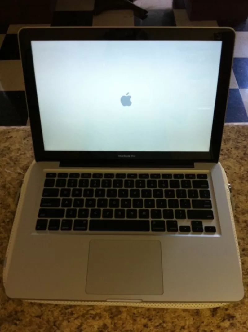 Новый Apple Macbook Pro (белый и черный) доступна в магазине для продажи 4